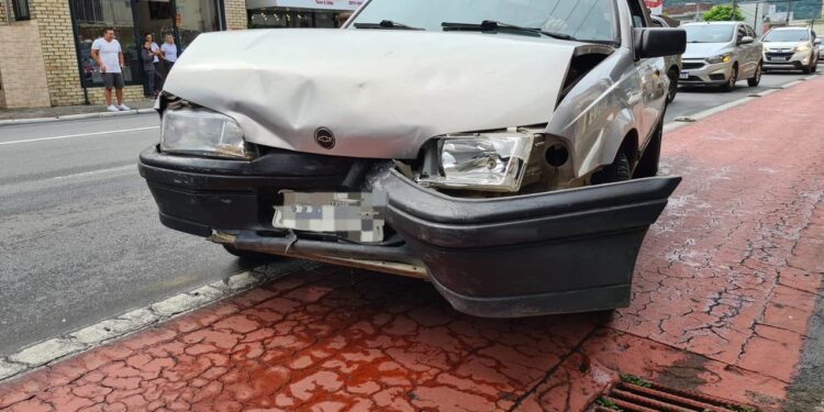 [Fotos] Dois acidentes são registrados em poucos minutos no Centro de Jaraguá