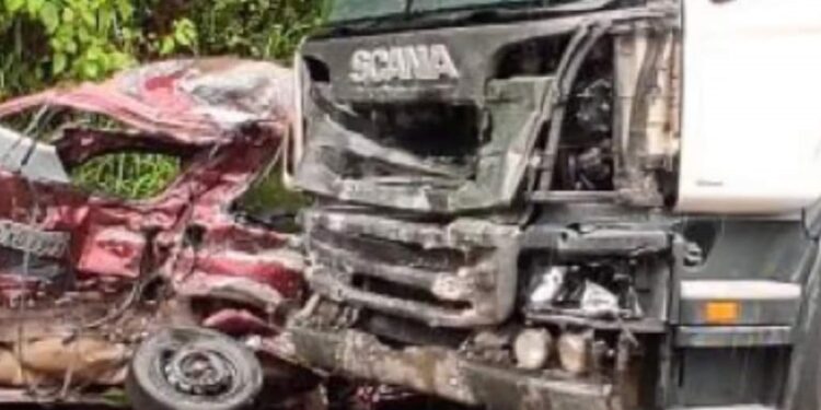 Acidente grave entre caminhão e carro é registrado na BR-280, em Corupá