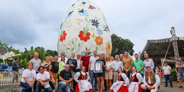 Pomerode tem o maior ovo decorado do mundo e entra novamente no Guinness World Records