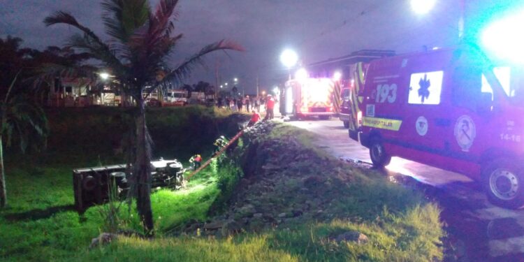 [Vídeo] Caminhão sai de pista em Guaramirim
