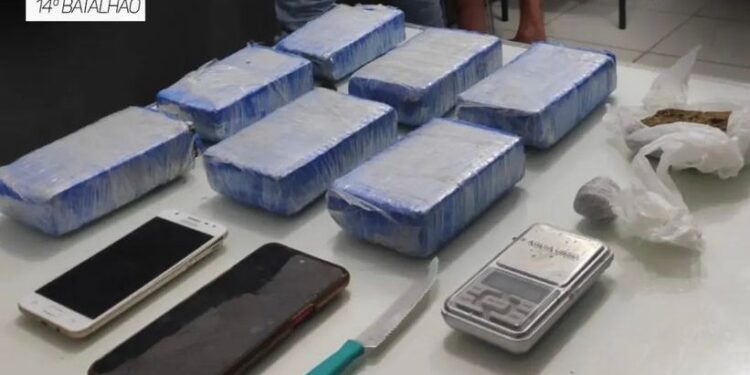 PM encontra quase 2,5Kg de maconha e prende traficantes em Jaraguá