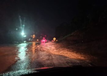 Deslizamento de terra interdita uma das pistas da SC-108, em Guaramirim