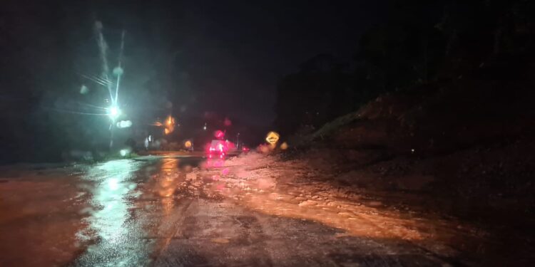 Deslizamento de terra interdita uma das pistas da SC-108, em Guaramirim