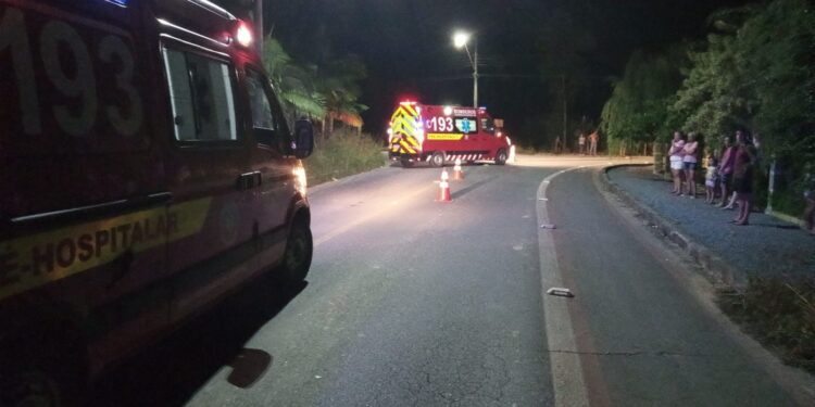 Três pessoas ficam feridas em quedas de moto em Schroeder
