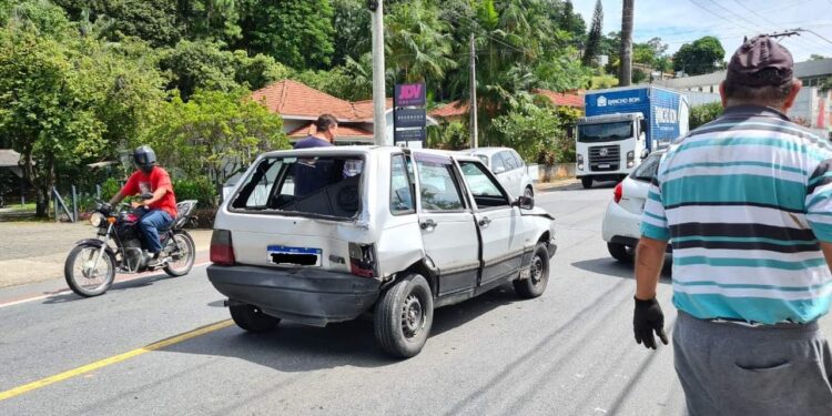 Três carros colidem em Jaraguá do Sul