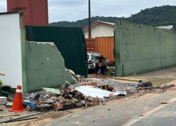 Caminhão colide em muro de escola e trabalhador morre em Joinville