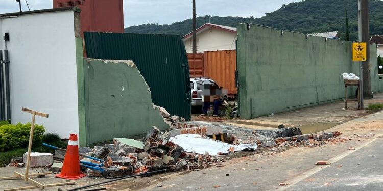 Caminhão colide em muro de escola e trabalhador morre em Joinville