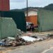 Caminhão colide em muro de escola e trabalhador morre em Joinville