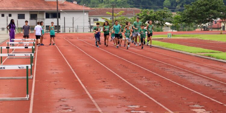 Assinada ordem de serviço para recuperação da pista de atletismo em Jaraguá do Sul