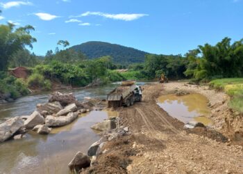 Prefeitura de Jaraguá do Sul prepara terreno para passarela no Rio Itapocuzinho