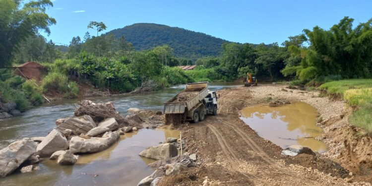 Prefeitura de Jaraguá do Sul prepara terreno para passarela no Rio Itapocuzinho