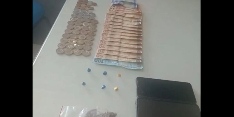 Homem tenta engolir pedras de crack e acaba preso por tráfico em Jaraguá