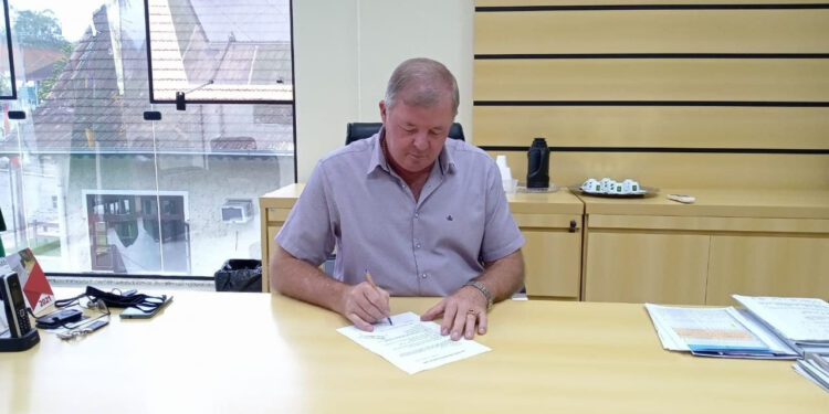 Prefeito de Schroeder vai a Brasília em busca da liberação de recursos para Ponte Trindade