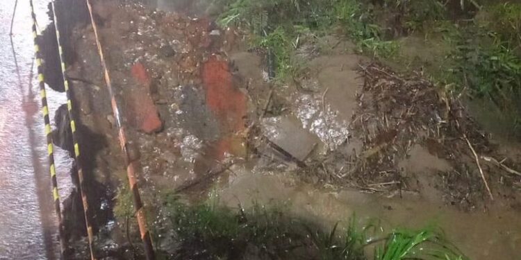 Barranco desmorona na Via Verde, em Jaraguá do Sul