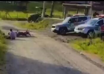 [Vídeo] Motociclista tenta fugir da PM e cai em estrada de chão em Guaramirim