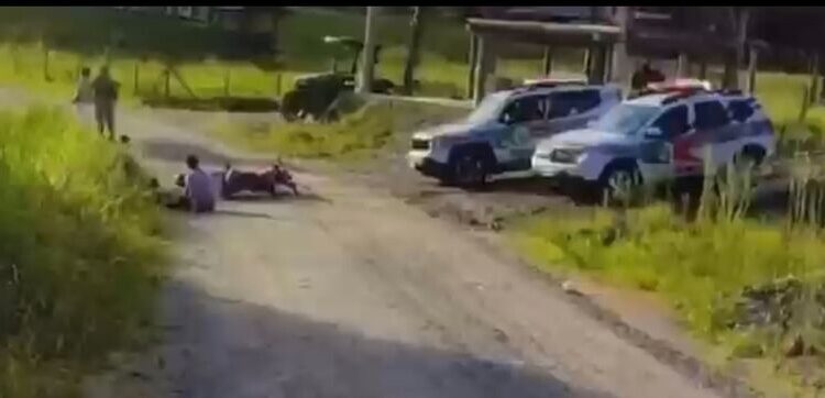 [Vídeo] Motociclista tenta fugir da PM e cai em estrada de chão em Guaramirim