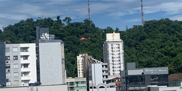 Helicóptero é acionado para socorrer vítima de AVC em Jaraguá  