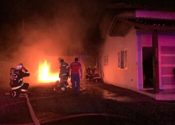 [Vídeo] Incêndio atinge residência em Schroeder