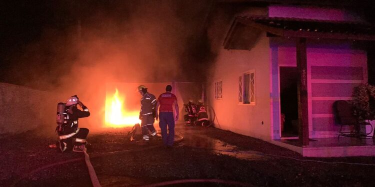 [Vídeo] Incêndio atinge residência em Schroeder