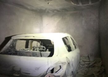 Carro fica completamente destruído após incêndio em Schroeder