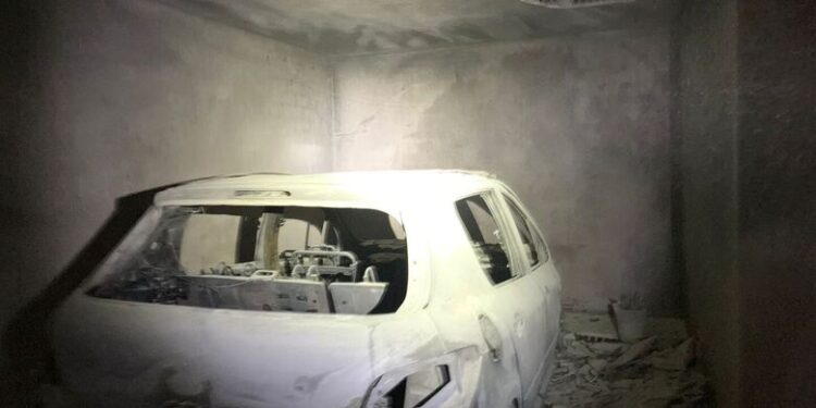 Carro fica completamente destruído após incêndio em Schroeder