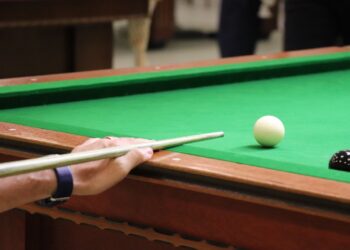 No bar, homem bebe, fuma, joga sinuca e sai sem pagar em Guaramirim