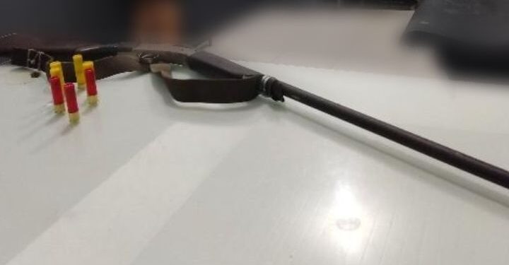 Homem é preso por porte ilegal de arma de fogo e maus-tratos de animais em Schroeder
