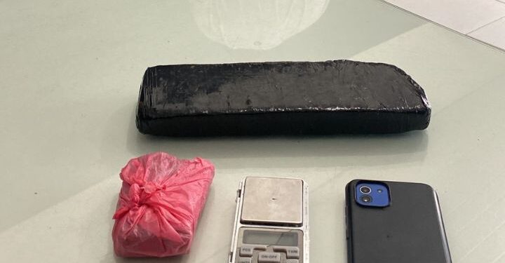 Traficante é preso com um quilo de maconha em Jaraguá