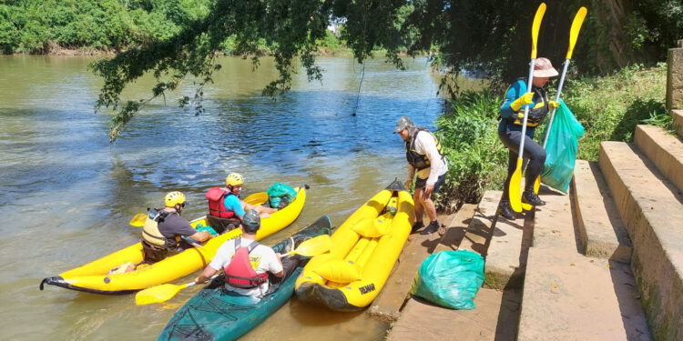 Cerca de 250 quilos de lixo são retirados no Rio Itapocu, em Jaraguá do Sul