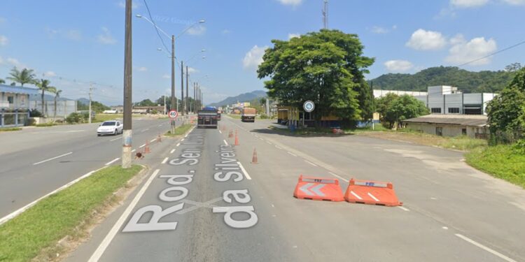 PRF explica uso de cones nas proximidades do posto na BR-280, em Guaramirim