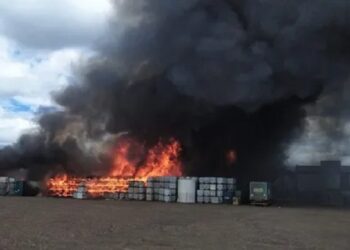 Incêndio em indústria química libera fumaça tóxica em Santa Catarina