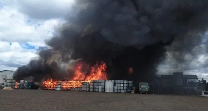 Incêndio em indústria química libera fumaça tóxica em Santa Catarina