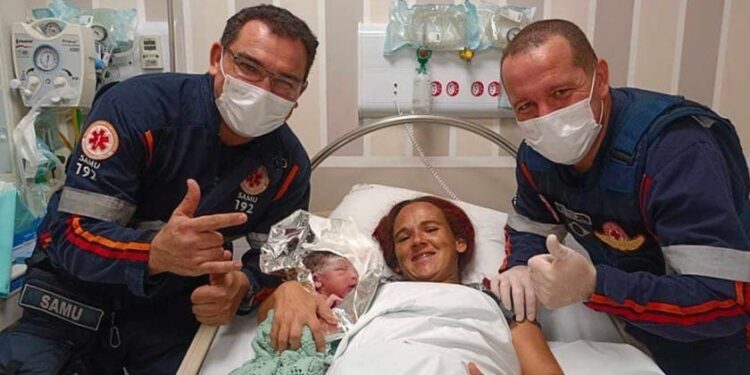 Bebê nasce na maca do Samu de Guaramirim