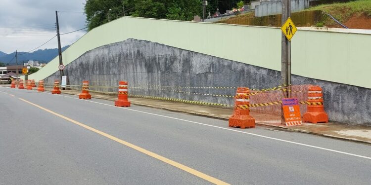 Muro de cemitério em Jaraguá é monitorado após deslocamento