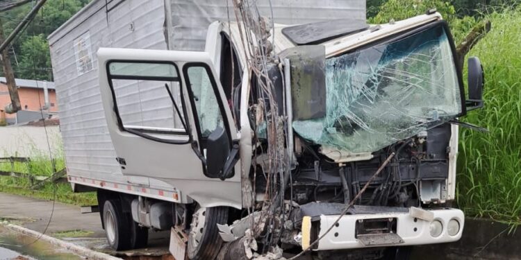Caminhão colide em poste em Jaraguá do Sul