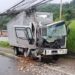 Caminhão colide em poste em Jaraguá do Sul