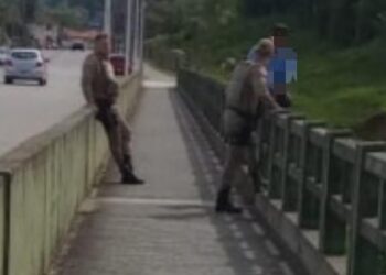 Policiais militares salvam homem que tentava pular de ponte em Jaraguá do Sul