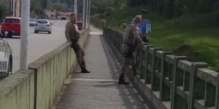 Policiais militares salvam homem que tentava pular de ponte em Jaraguá do Sul