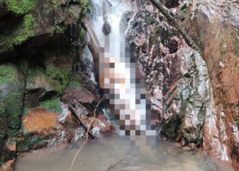 [TRAGÉDIA] Motociclista perde controle de moto, cai em cachoeira e morre preso pelos pés em SC