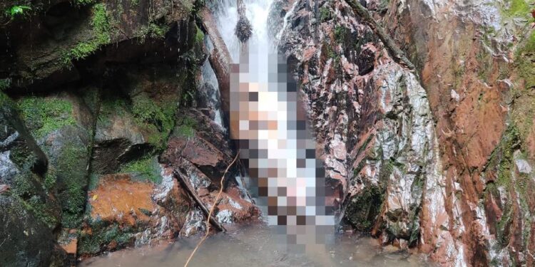 [TRAGÉDIA] Motociclista perde controle de moto, cai em cachoeira e morre preso pelos pés em SC