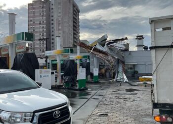 [Fotos] Temporal em Jaraguá do Sul destrói cobertura de posto de combustíveis