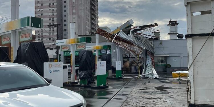 [Fotos] Temporal em Jaraguá do Sul destrói cobertura de posto de combustíveis