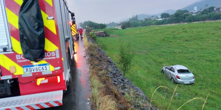 Motorista perde controle e carro para em pasto em Guaramirim