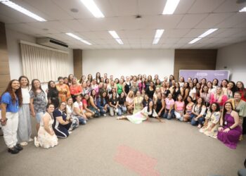 Lunelli promove evento em suas unidades para enaltecer a importância do despertar da mulher