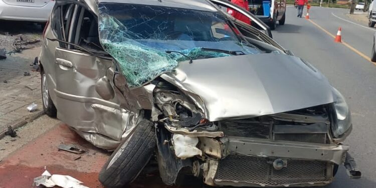 Motoristas ficam feridos após colisão em Jaraguá do Sul