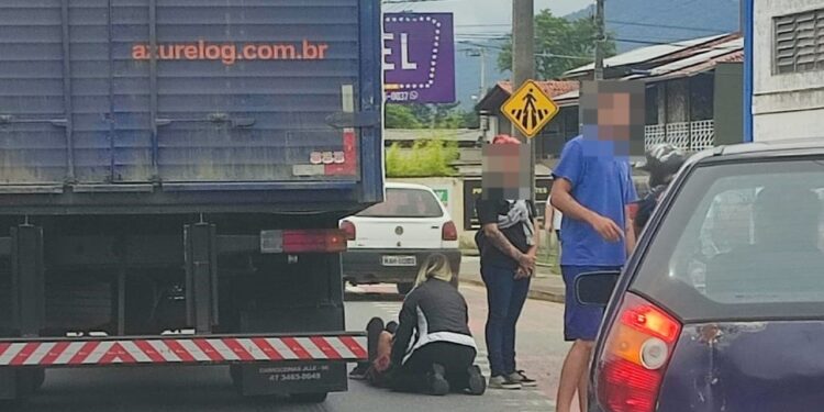 Ciclista fica ferida após colisão entre bicicletas em Jaraguá do Sul
