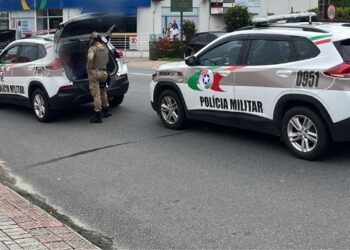 Casal é preso após apreensão de drogas e arma em Jaraguá do Sul