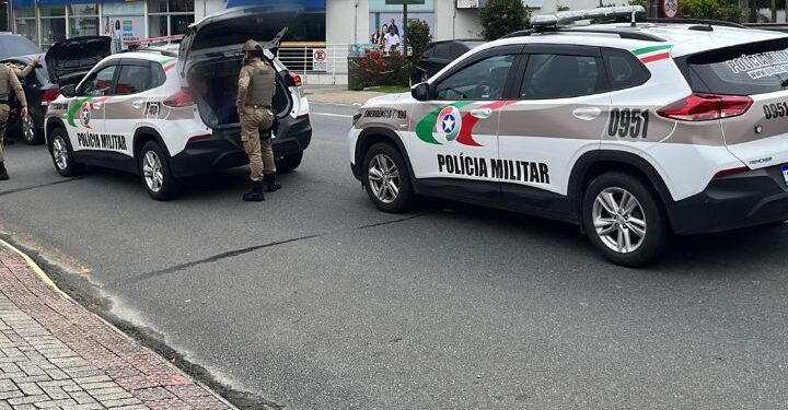 Casal é preso após apreensão de drogas e arma em Jaraguá do Sul