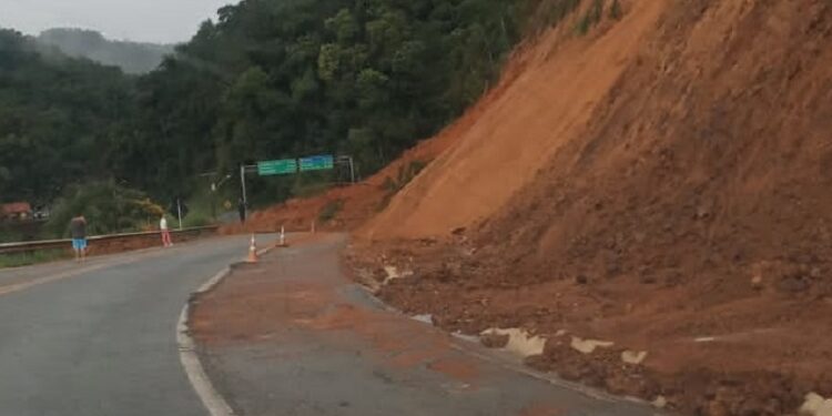 Nova queda de barreira é registrada na BR-280, em Corupá
