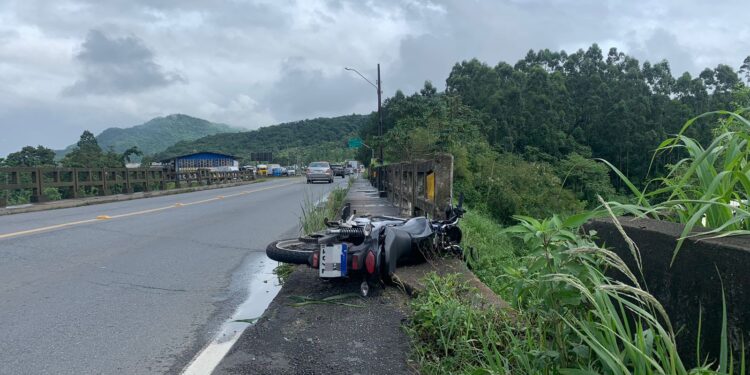 [URGENTE] Casal em moto cai de viaduto em Guaramirim